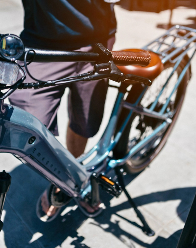Magnum Bliss e-bike at Tampa coffee shop showing utility features Magnum Bliss e-bike at Tampa coffee shop showing utility features