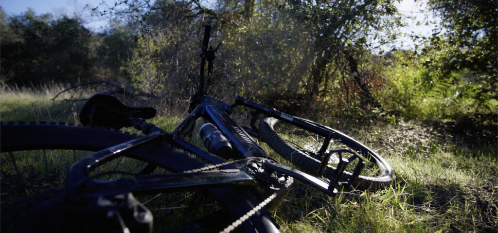 Rider on Aventon Ramblas navigating Tampa Bay trail