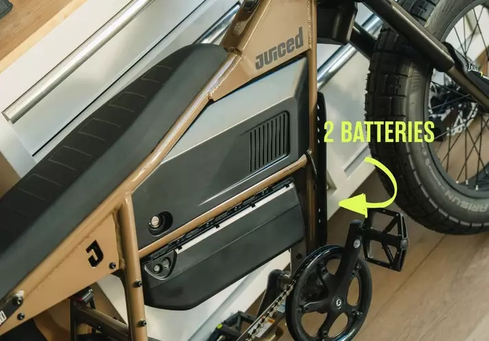 Juiced Scrambler in Mocha, frame detail showing the two removable batteries Juiced Scrambler in Mocha, frame detail showing the two removable batteries
