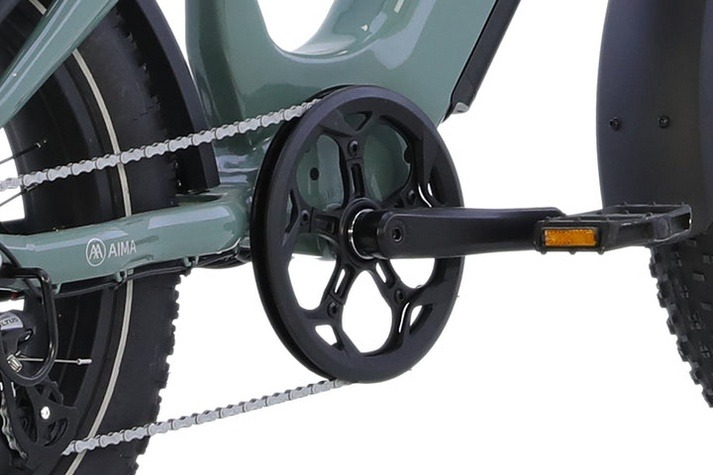 AIMA Big Sur Sport 2.0 crankset, chain and pedal detail AIMA Big Sur Sport 2.0 crankset, chain and pedal detail