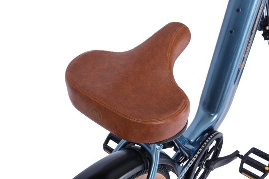 Wide brown saddle on a Metallic Blue AIMA Santa Monica Wide brown saddle on a Metallic Blue AIMA Santa Monica